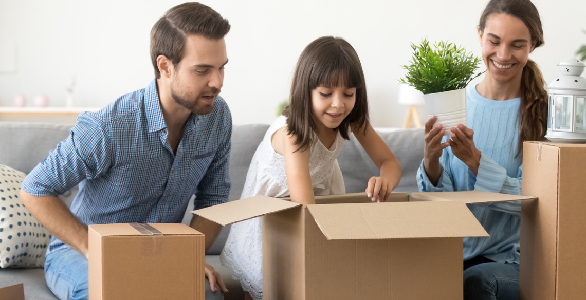 Família de mudança representando a praticidade e segurança do seguro fiança